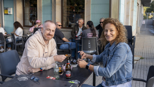 Los vecinos de Novo Mesoiro han convertido en tradición la mejillonada de apertura de las fiestas, una especie de oda a los hosteleros del barrio, y también un reconocimiento de estos hacia los habituales.