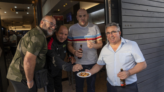 Los vecinos de Novo Mesoiro han convertido en tradición la mejillonada de apertura de las fiestas, una especie de oda a los hosteleros del barrio, y también un reconocimiento de estos hacia los habituales.