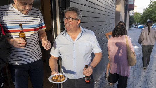 Los vecinos de Novo Mesoiro han convertido en tradición la mejillonada de apertura de las fiestas, una especie de oda a los hosteleros del barrio, y también un reconocimiento de estos hacia los habituales.