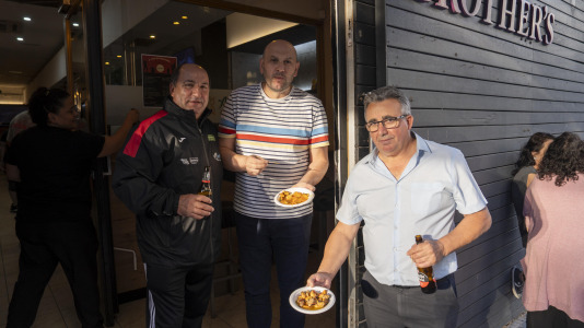 Los vecinos de Novo Mesoiro han convertido en tradición la mejillonada de apertura de las fiestas, una especie de oda a los hosteleros del barrio, y también un reconocimiento de estos hacia los habituales.