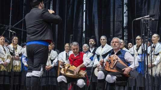 El Folclore copó la primera jornada de la Romería de Santa Margarita. La ‘Gran noite do folclore’, en el auditorio del parque, contó con agrupaciones como Aturuxo, Donaire, Xacarandaina, Son D’Aquí y Cántigas da Terra