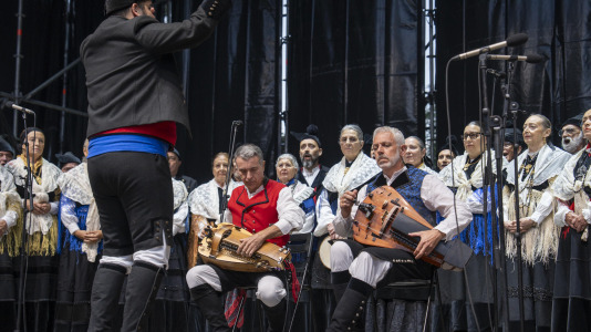 El Folclore copó la primera jornada de la Romería de Santa Margarita. La ‘Gran noite do folclore’, en el auditorio del parque, contó con agrupaciones como Aturuxo, Donaire, Xacarandaina, Son D’Aquí y Cántigas da Terra