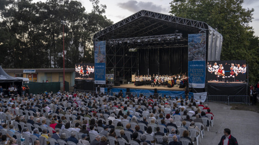 El Folclore copó la primera jornada de la Romería de Santa Margarita. La ‘Gran noite do folclore’, en el auditorio del parque, contó con agrupaciones como Aturuxo, Donaire, Xacarandaina, Son D’Aquí y Cántigas da Terra