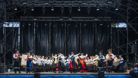 El Folclore copó la primera jornada de la Romería de Santa Margarita. La ‘Gran noite do folclore’, en el auditorio del parque, contó con agrupaciones como Aturuxo, Donaire, Xacarandaina, Son D’Aquí y Cántigas da Terra