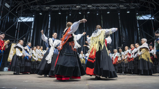 El Folclore copó la primera jornada de la Romería de Santa Margarita. La ‘Gran noite do folclore’, en el auditorio del parque, contó con agrupaciones como Aturuxo, Donaire, Xacarandaina, Son D’Aquí y Cántigas da Terra