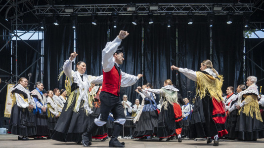 El Folclore copó la primera jornada de la Romería de Santa Margarita. La ‘Gran noite do folclore’, en el auditorio del parque, contó con agrupaciones como Aturuxo, Donaire, Xacarandaina, Son D’Aquí y Cántigas da Terra