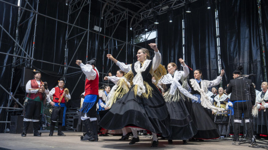 El Folclore copó la primera jornada de la Romería de Santa Margarita. La ‘Gran noite do folclore’, en el auditorio del parque, contó con agrupaciones como Aturuxo, Donaire, Xacarandaina, Son D’Aquí y Cántigas da Terra