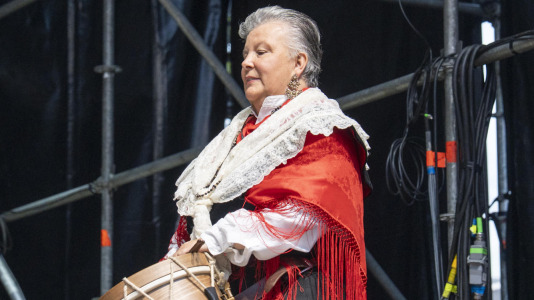 El Folclore copó la primera jornada de la Romería de Santa Margarita. La ‘Gran noite do folclore’, en el auditorio del parque, contó con agrupaciones como Aturuxo, Donaire, Xacarandaina, Son D’Aquí y Cántigas da Terra