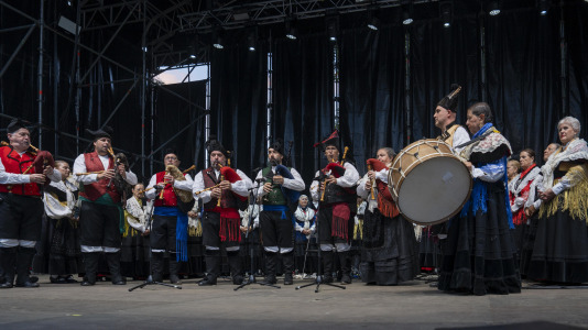El Folclore copó la primera jornada de la Romería de Santa Margarita. La ‘Gran noite do folclore’, en el auditorio del parque, contó con agrupaciones como Aturuxo, Donaire, Xacarandaina, Son D’Aquí y Cántigas da Terra