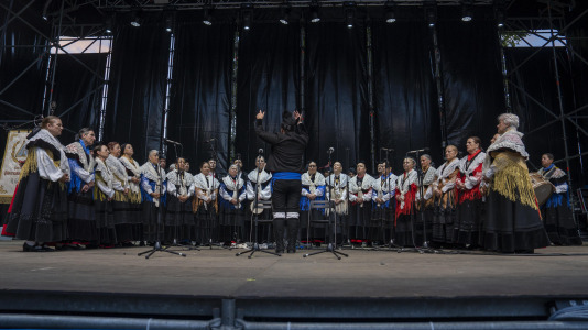 El Folclore copó la primera jornada de la Romería de Santa Margarita. La ‘Gran noite do folclore’, en el auditorio del parque, contó con agrupaciones como Aturuxo, Donaire, Xacarandaina, Son D’Aquí y Cántigas da Terra