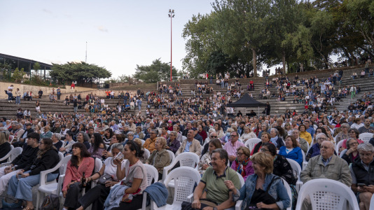 El Folclore copó la primera jornada de la Romería de Santa Margarita. La ‘Gran noite do folclore’, en el auditorio del parque, contó con agrupaciones como Aturuxo, Donaire, Xacarandaina, Son D’Aquí y Cántigas da Terra