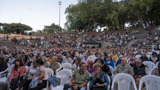 El Folclore copó la primera jornada de la Romería de Santa Margarita. La ‘Gran noite do folclore’, en el auditorio del parque, contó con agrupaciones como Aturuxo, Donaire, Xacarandaina, Son D’Aquí y Cántigas da Terra