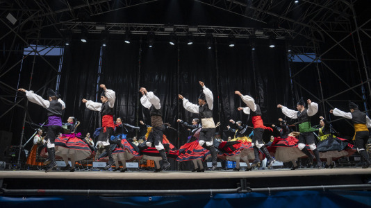 El Folclore copó la primera jornada de la Romería de Santa Margarita. La ‘Gran noite do folclore’, en el auditorio del parque, contó con agrupaciones como Aturuxo, Donaire, Xacarandaina, Son D’Aquí y Cántigas da Terra