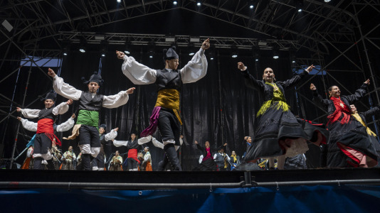 El Folclore copó la primera jornada de la Romería de Santa Margarita. La ‘Gran noite do folclore’, en el auditorio del parque, contó con agrupaciones como Aturuxo, Donaire, Xacarandaina, Son D’Aquí y Cántigas da Terra