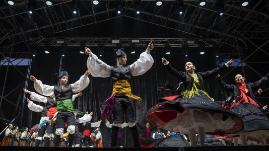 El Folclore copó la primera jornada de la Romería de Santa Margarita. La ‘Gran noite do folclore’, en el auditorio del parque, contó con agrupaciones como Aturuxo, Donaire, Xacarandaina, Son D’Aquí y Cántigas da Terra