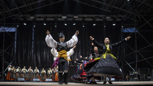El Folclore copó la primera jornada de la Romería de Santa Margarita. La ‘Gran noite do folclore’, en el auditorio del parque, contó con agrupaciones como Aturuxo, Donaire, Xacarandaina, Son D’Aquí y Cántigas da Terra