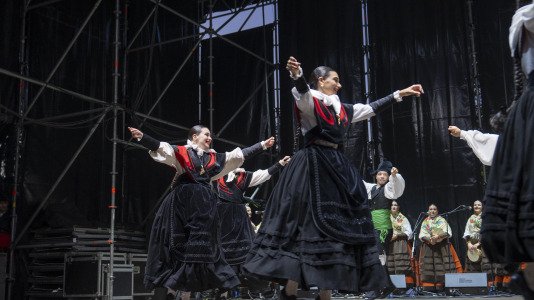El Folclore copó la primera jornada de la Romería de Santa Margarita. La ‘Gran noite do folclore’, en el auditorio del parque, contó con agrupaciones como Aturuxo, Donaire, Xacarandaina, Son D’Aquí y Cántigas da Terra