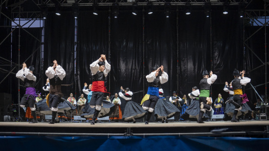 El Folclore copó la primera jornada de la Romería de Santa Margarita. La ‘Gran noite do folclore’, en el auditorio del parque, contó con agrupaciones como Aturuxo, Donaire, Xacarandaina, Son D’Aquí y Cántigas da Terra