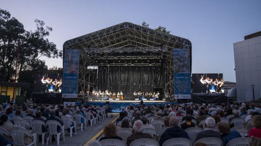El Folclore copó la primera jornada de la Romería de Santa Margarita. La ‘Gran noite do folclore’, en el auditorio del parque, contó con agrupaciones como Aturuxo, Donaire, Xacarandaina, Son D’Aquí y Cántigas da Terra