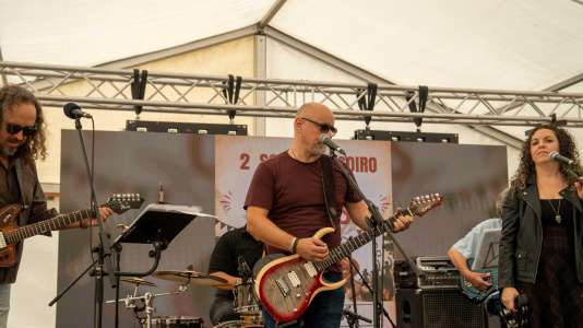 La churrascada popular de las Fiestas de Novo Mesoiro es el plato fuerte de este sábado, en el que también se presenta 13B Versiones Rock, Dj JUANM & Dj Javito y Mártires del Rock & Roll