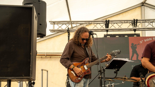 La churrascada popular de las Fiestas de Novo Mesoiro es el plato fuerte de este sábado, en el que también se presenta 13B Versiones Rock, Dj JUANM & Dj Javito y Mártires del Rock & Roll