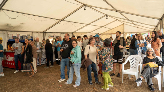 La churrascada popular de las Fiestas de Novo Mesoiro es el plato fuerte de este sábado, en el que también se presenta 13B Versiones Rock, Dj JUANM & Dj Javito y Mártires del Rock & Roll