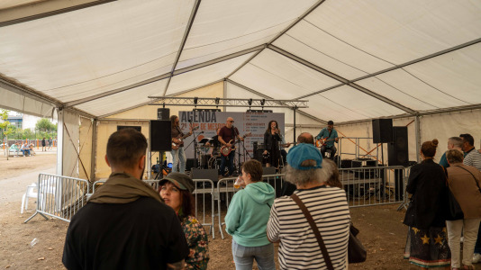 La churrascada popular de las Fiestas de Novo Mesoiro es el plato fuerte de este sábado, en el que también se presenta 13B Versiones Rock, Dj JUANM & Dj Javito y Mártires del Rock & Roll