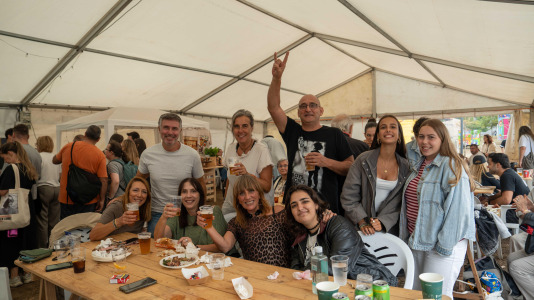 La churrascada popular de las Fiestas de Novo Mesoiro es el plato fuerte de este sábado, en el que también se presenta 13B Versiones Rock, Dj JUANM & Dj Javito y Mártires del Rock & Roll