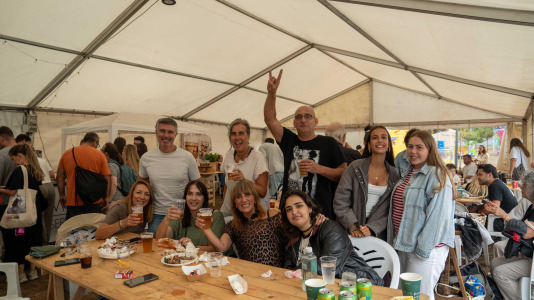 La churrascada popular de las Fiestas de Novo Mesoiro es el plato fuerte de este sábado, en el que también se presenta 13B Versiones Rock, Dj JUANM & Dj Javito y Mártires del Rock & Roll