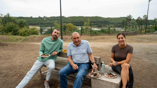 La churrascada popular de las Fiestas de Novo Mesoiro es el plato fuerte de este sábado, en el que también se presenta 13B Versiones Rock, Dj JUANM & Dj Javito y Mártires del Rock & Roll