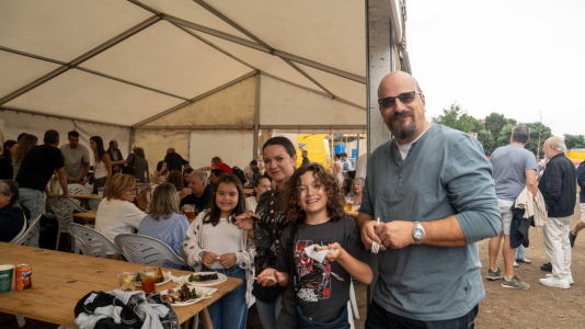 La churrascada popular de las Fiestas de Novo Mesoiro es el plato fuerte de este sábado, en el que también se presenta 13B Versiones Rock, Dj JUANM & Dj Javito y Mártires del Rock & Roll