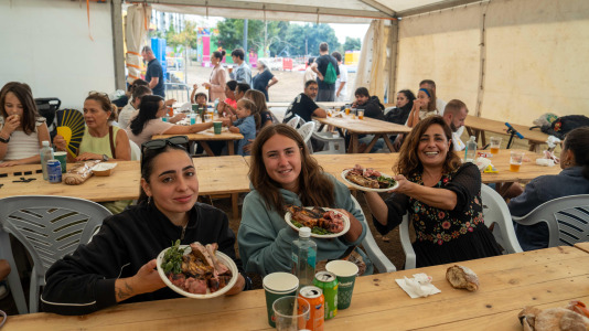 La churrascada popular de las Fiestas de Novo Mesoiro es el plato fuerte de este sábado, en el que también se presenta 13B Versiones Rock, Dj JUANM & Dj Javito y Mártires del Rock & Roll