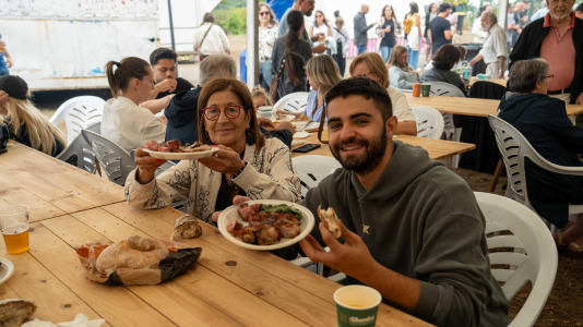 La churrascada popular de las Fiestas de Novo Mesoiro es el plato fuerte de este sábado, en el que también se presenta 13B Versiones Rock, Dj JUANM & Dj Javito y Mártires del Rock & Roll