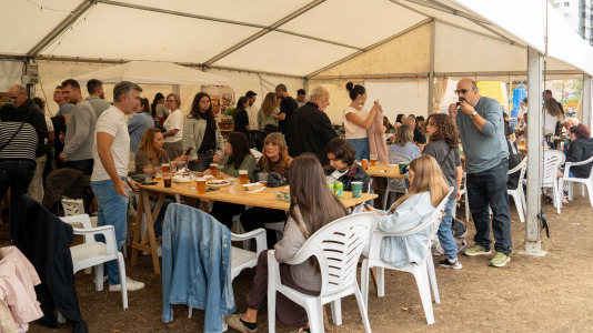 La churrascada popular de las Fiestas de Novo Mesoiro es el plato fuerte de este sábado, en el que también se presenta 13B Versiones Rock, Dj JUANM & Dj Javito y Mártires del Rock & Roll