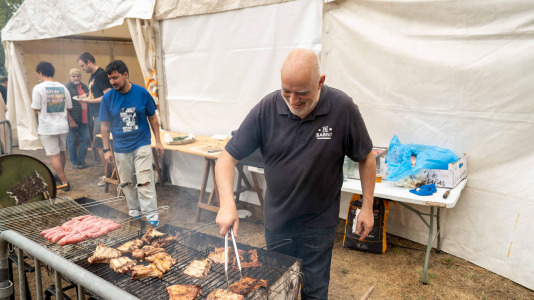 La churrascada popular de las Fiestas de Novo Mesoiro es el plato fuerte de este sábado, en el que también se presenta 13B Versiones Rock, Dj JUANM & Dj Javito y Mártires del Rock & Roll