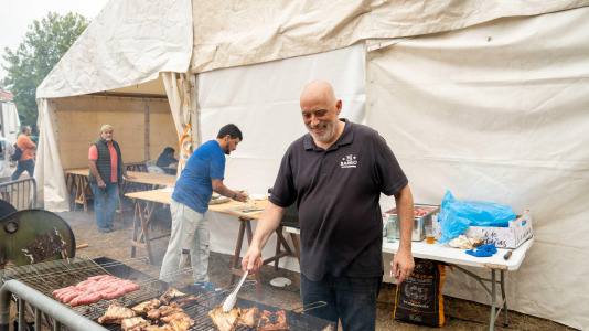 La churrascada popular de las Fiestas de Novo Mesoiro es el plato fuerte de este sábado, en el que también se presenta 13B Versiones Rock, Dj JUANM & Dj Javito y Mártires del Rock & Roll