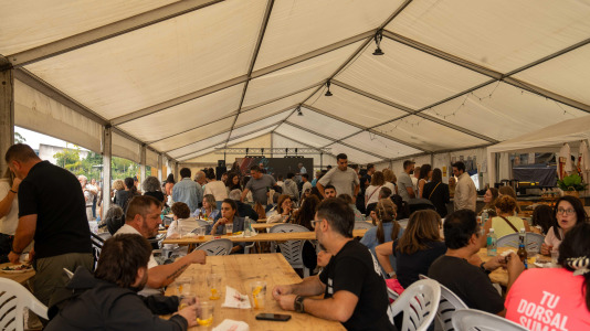 La churrascada popular de las Fiestas de Novo Mesoiro es el plato fuerte de este sábado, en el que también se presenta 13B Versiones Rock, Dj JUANM & Dj Javito y Mártires del Rock & Roll