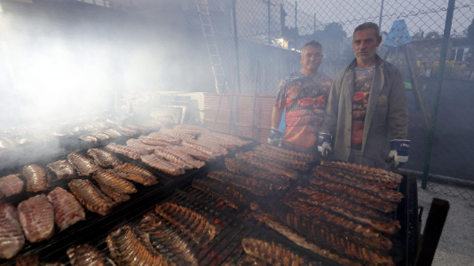Los vecinos de Meirás celebraron las fiestas de O Santísimo con una gran churrascada