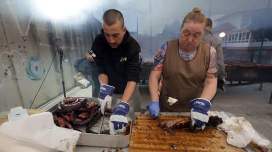 Los vecinos de Meirás celebraron las fiestas de O Santísimo con una gran churrascada