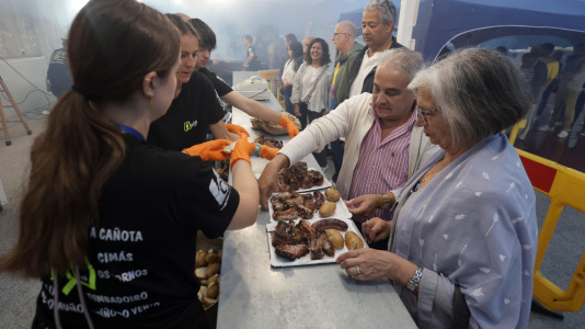 Los vecinos de Meirás celebraron las fiestas de O Santísimo con una gran churrascada