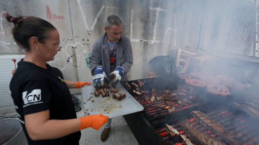 Los vecinos de Meirás celebraron las fiestas de O Santísimo con una gran churrascada