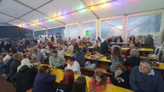 Los vecinos de Meirás celebraron las fiestas de O Santísimo con una gran churrascada