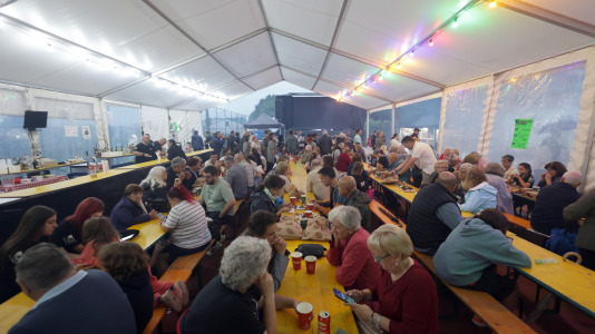 Los vecinos de Meirás celebraron las fiestas de O Santísimo con una gran churrascada