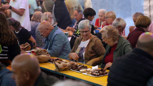Los vecinos de Meirás celebraron las fiestas de O Santísimo con una gran churrascada
