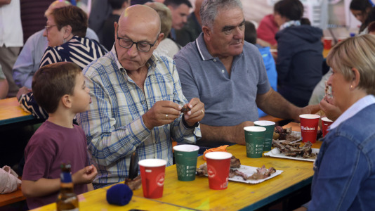 Los vecinos de Meirás celebraron las fiestas de O Santísimo con una gran churrascada