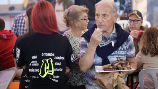 Los vecinos de Meirás celebraron las fiestas de O Santísimo con una gran churrascada