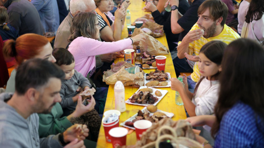 Los vecinos de Meirás celebraron las fiestas de O Santísimo con una gran churrascada