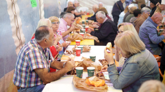 Los vecinos de Meirás celebraron las fiestas de O Santísimo con una gran churrascada