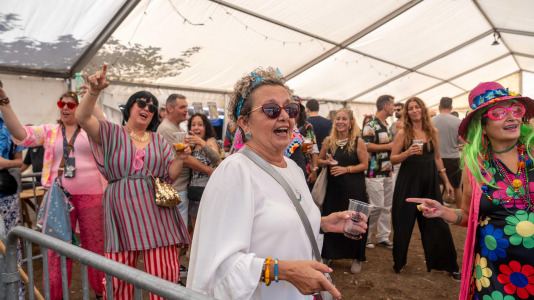 Los vecinos de Novo Mesoiro celebraron su fiesta hortera: Remember Music