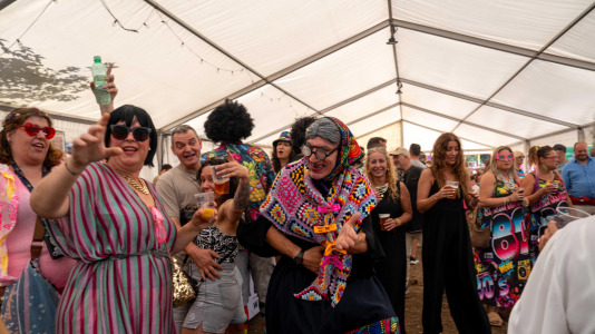 Los vecinos de Novo Mesoiro celebraron su fiesta hortera: Remember Music